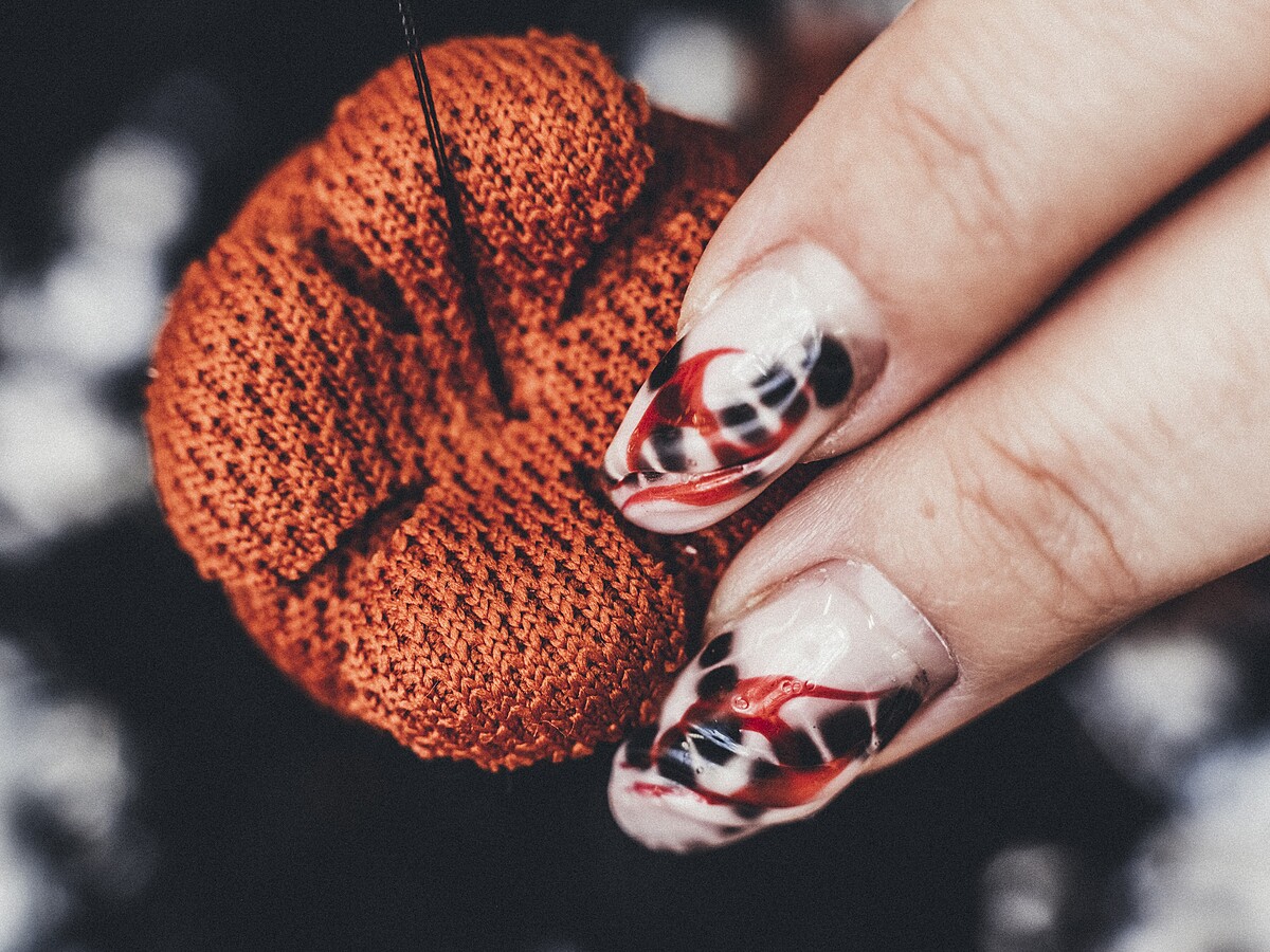 即將繡在外套上的山茶花細節。Lemari&eacute; 高級訂製工坊副手 Margot Ambrosio 精心搭配的指甲彩繪。