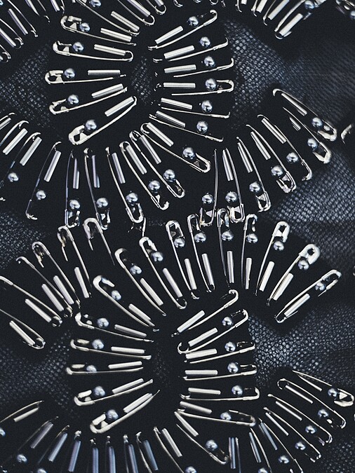 Lemari&eacute; 工坊，近距離觀看安全別針、珍珠母貝和金屬管構成 Chanel 圖案。