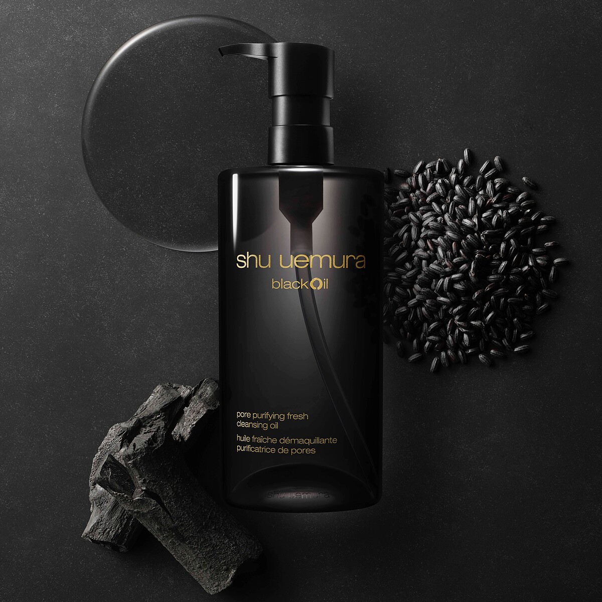 shu uemura植村秀黑米精萃潔顏油情境圖。