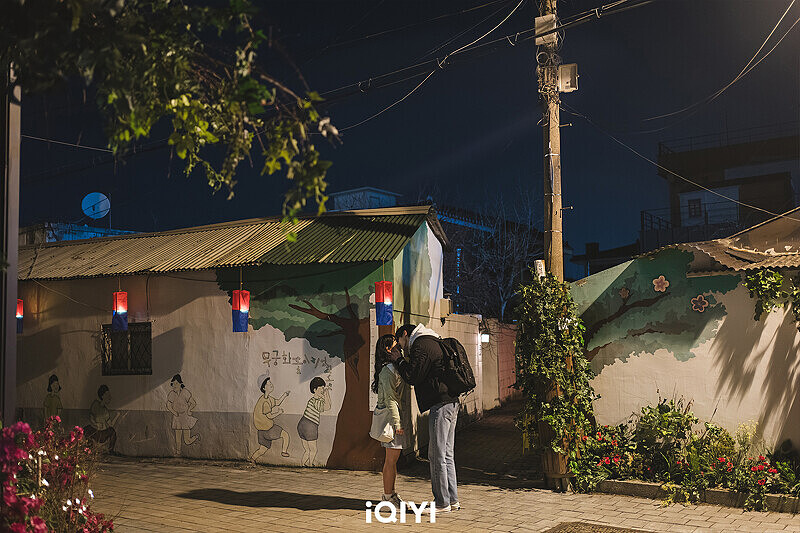 善宰任率街頭擁吻，房舍掛有古代結婚典禮用的燈彩