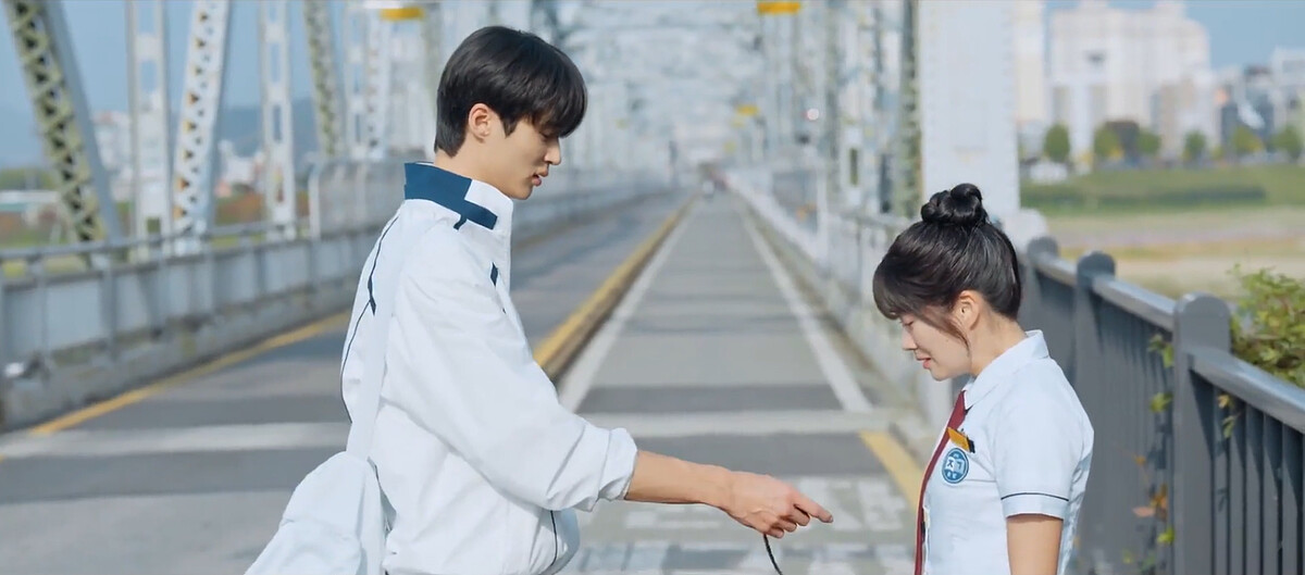 第一集任率重返2008年，善宰就告訴任率手錶不是他的