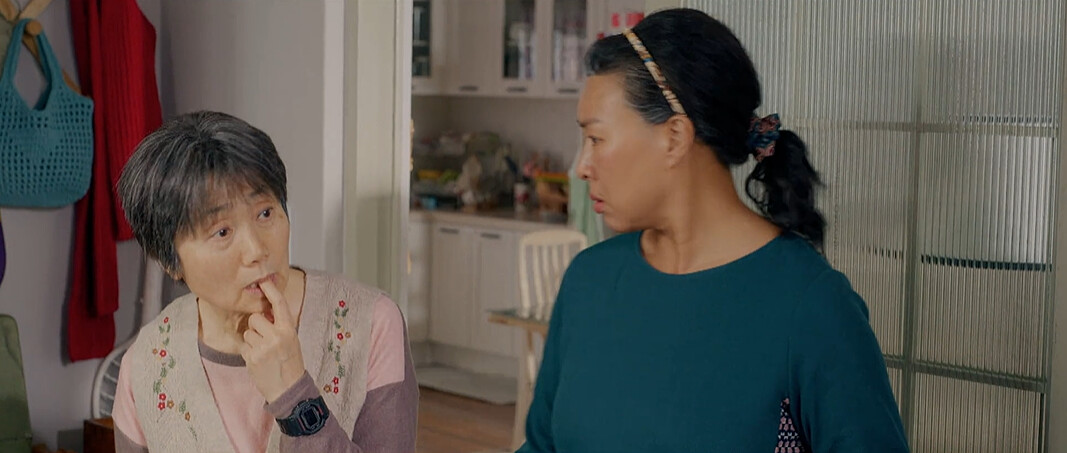 第九集任率在家瘋狂找手錶時，竟然發現外婆(左)又戴著