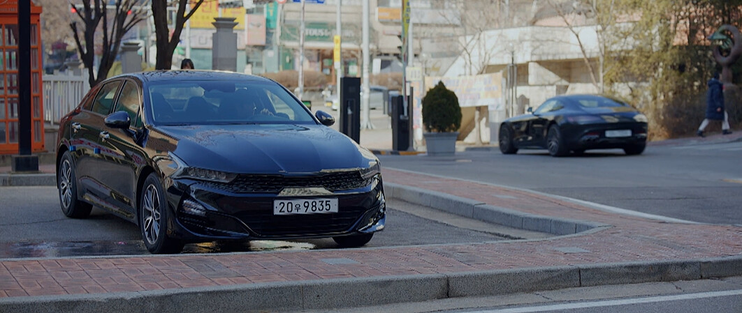 金永洙(左車)看著善宰的跑車(右車)駛離任率家社區