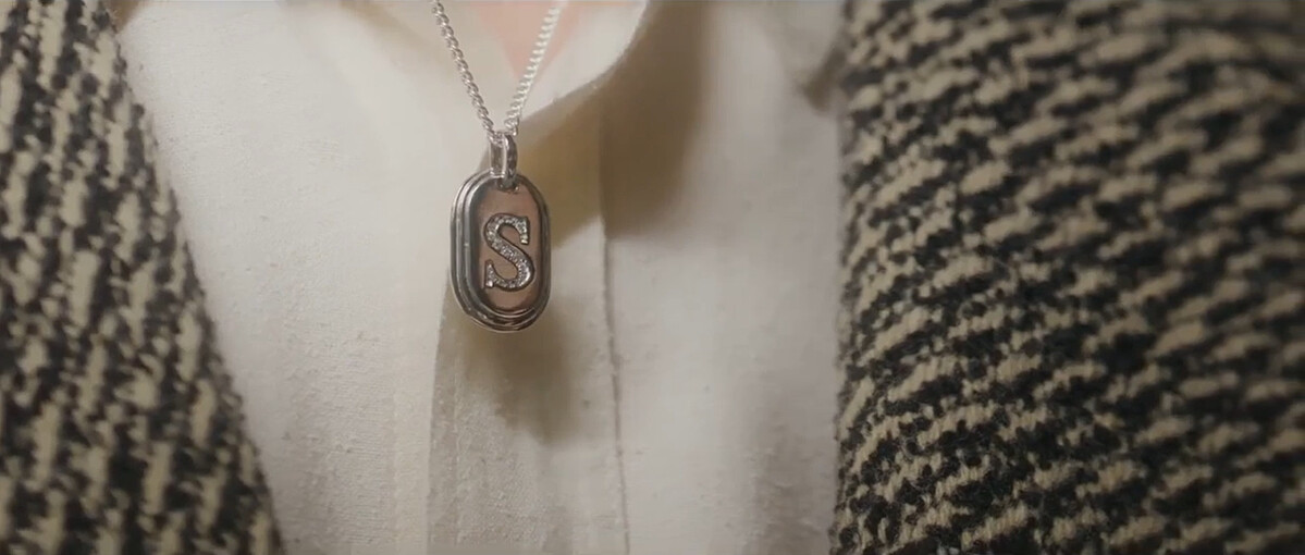 第十四集，34歲的善宰帶著20歲時送給任率的S字母墜鍊