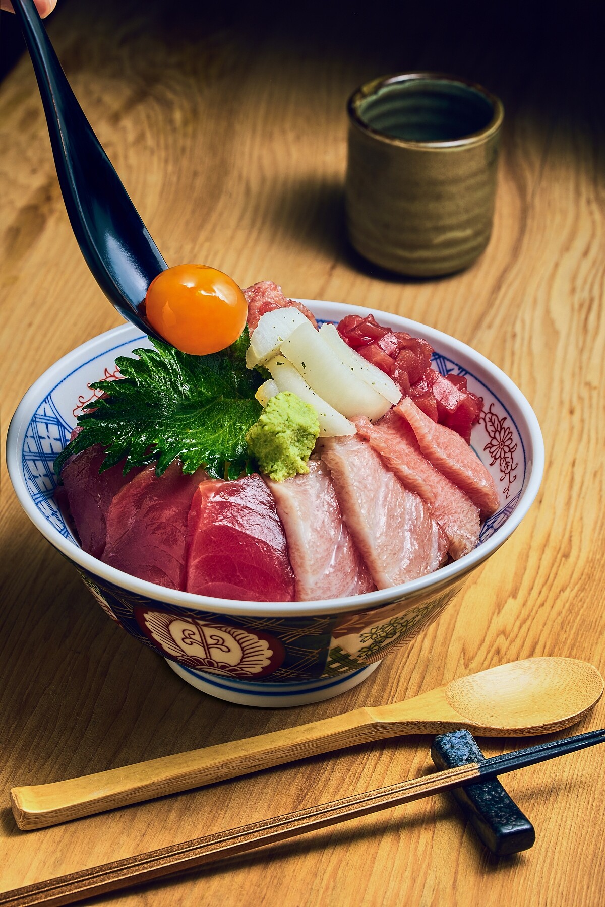 鮪魚丼有三種不同部位的魚肉。