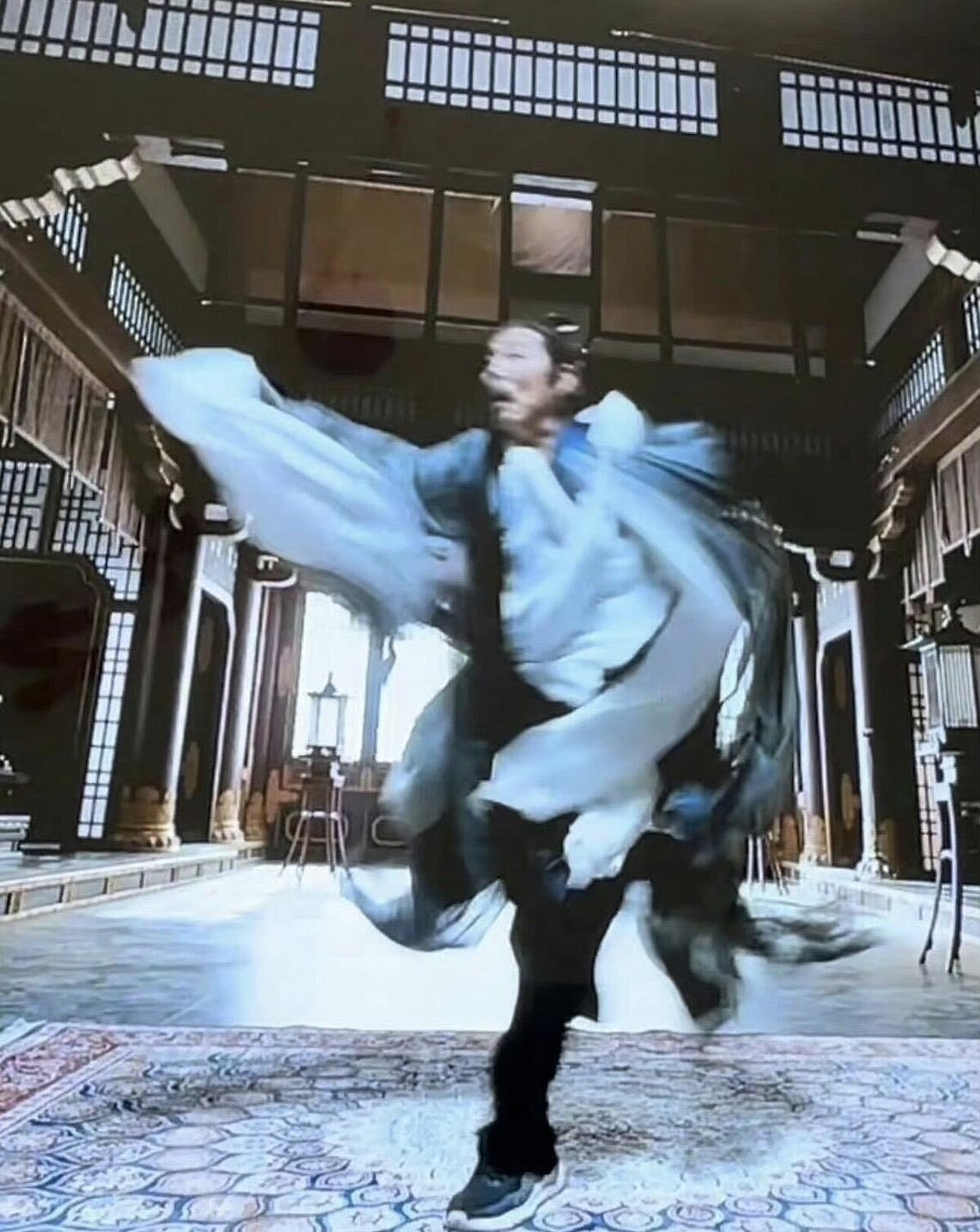 第一集就大穿幫，網友揪出陳道明腳上踩現代球鞋。