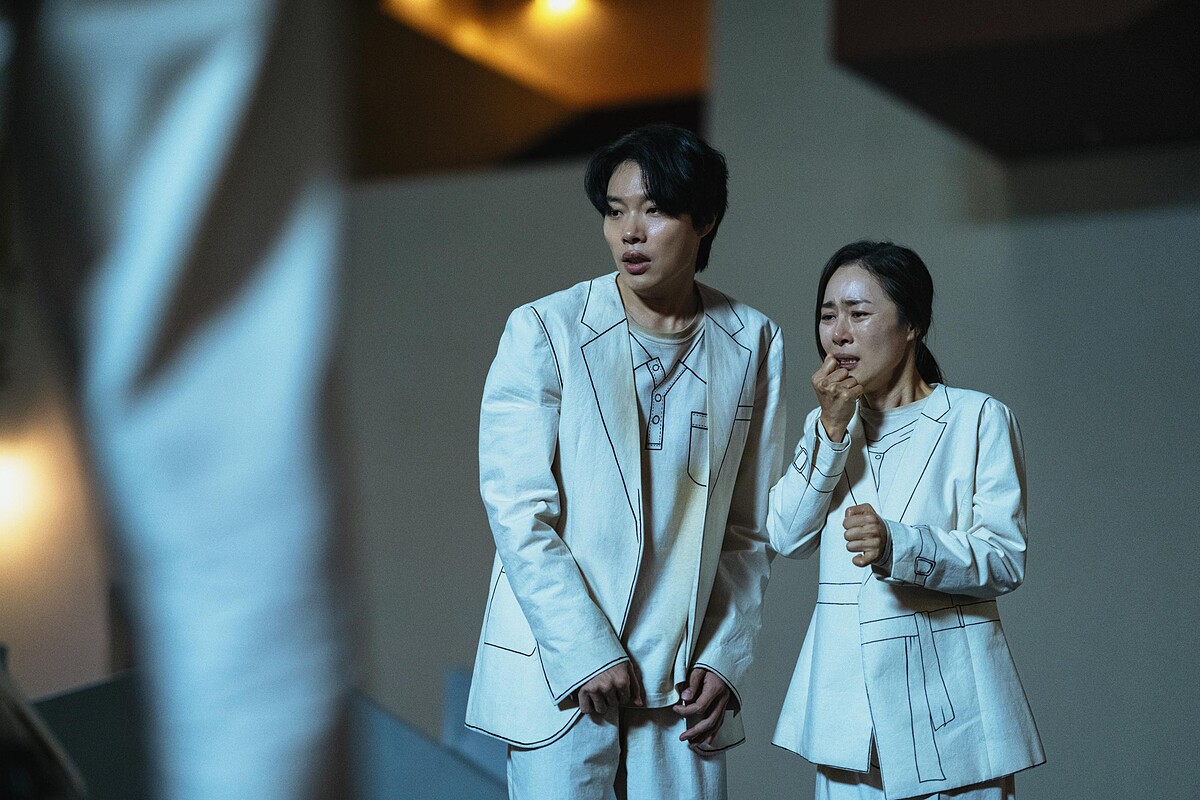 「The 8 Show」是一場給有錢人娛樂用的金字塔遊戲。