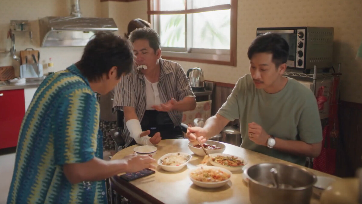 秉愛、秉忠與秉孝三人為了錢跑來照顧一哥。