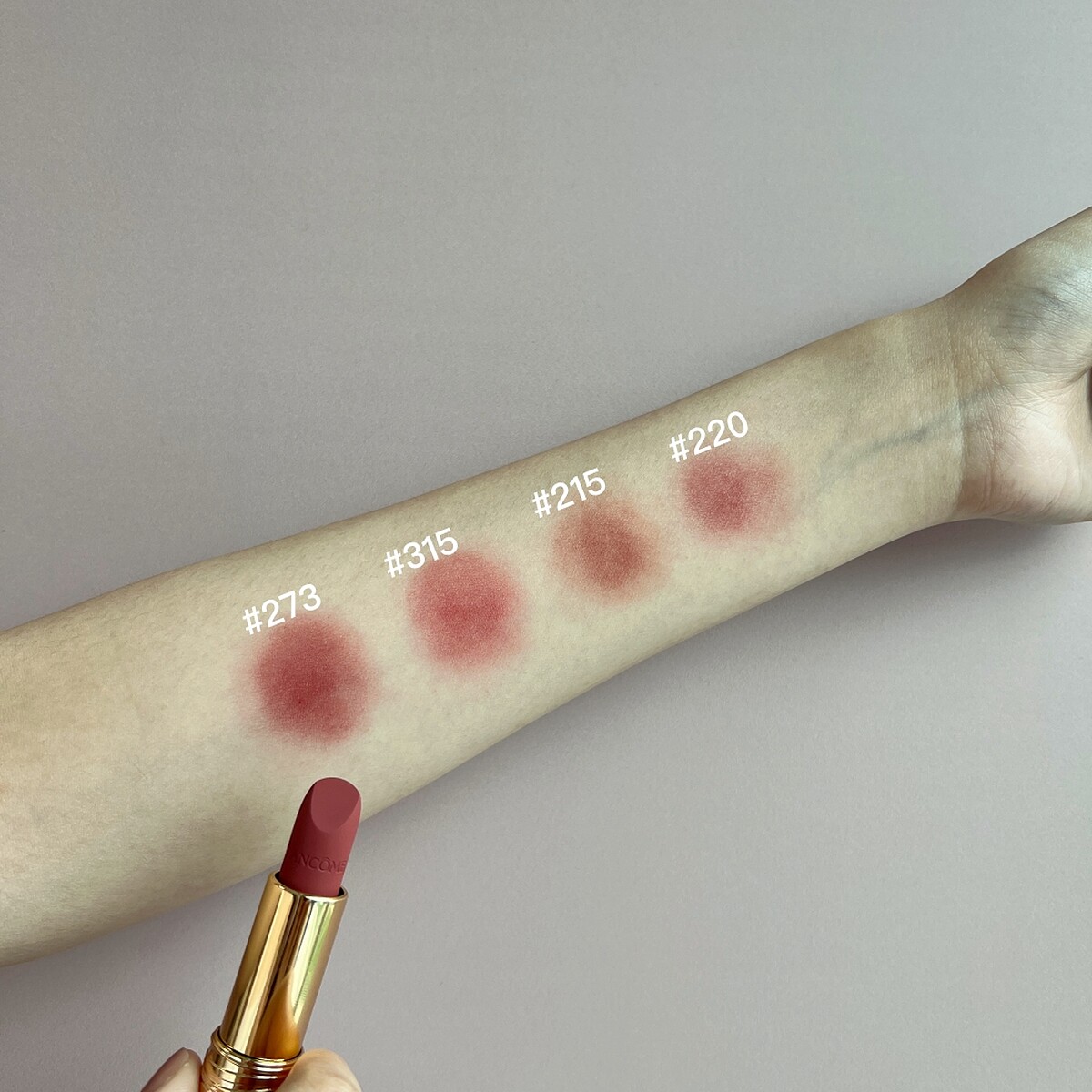 LANCOME蘭蔻絕對完美柔霧唇膏2024年裸粉色系手部試色。