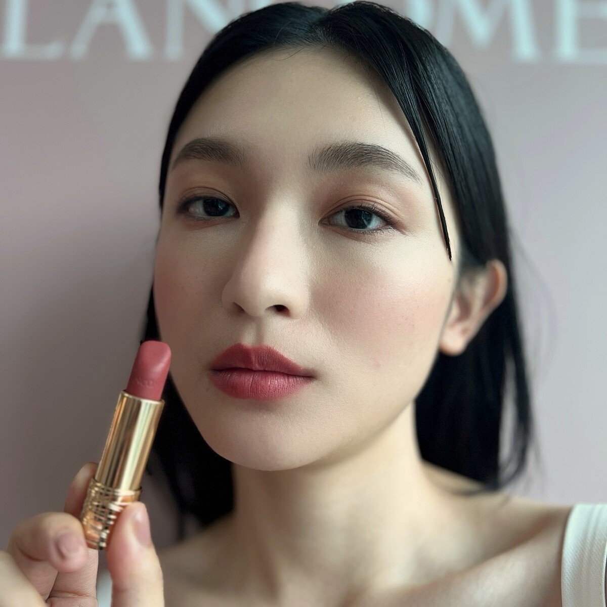 LANCOME蘭蔻絕對完美柔霧唇膏2024年裸粉色系可唇頰兩用，模特兒示範色號為#273。