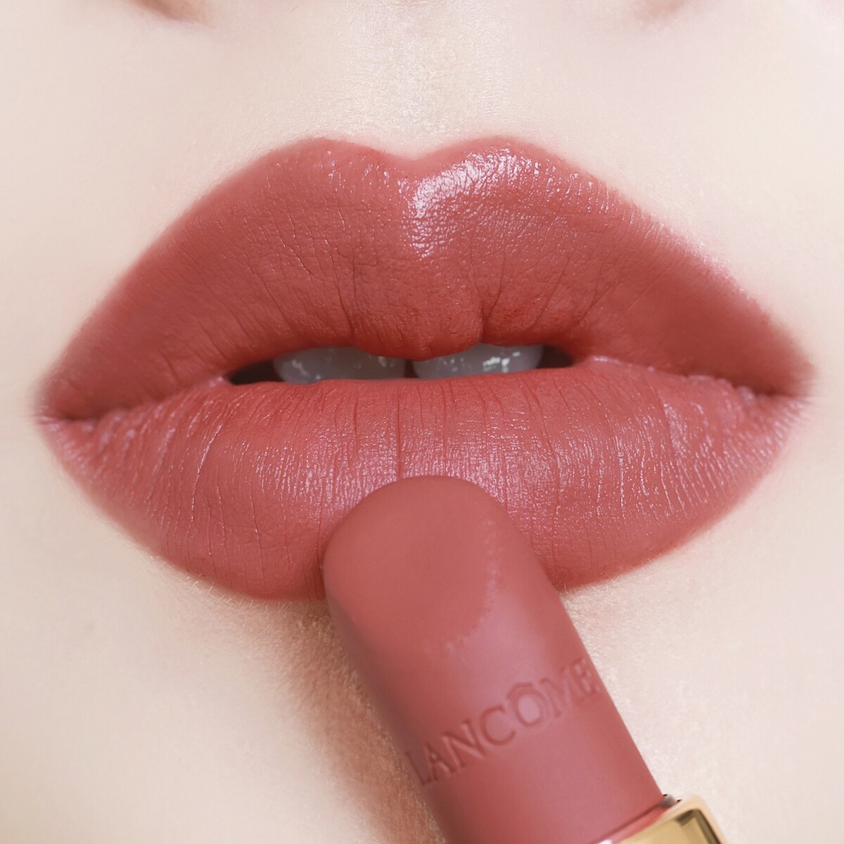 LANCOME蘭蔻絕對完美柔霧唇膏273純愛裸粉唇部實擦示意。