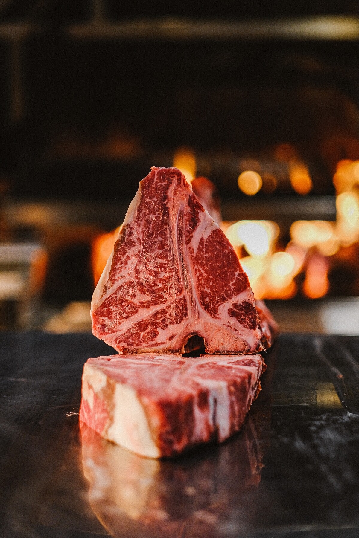 「Porterhouse 紅屋牛排」其實是一款牛排部位的名稱，源自牛的後腰部，它包含了紐約客牛排和菲力牛排兩個部分，以中間的「T」字形骨頭隔開。