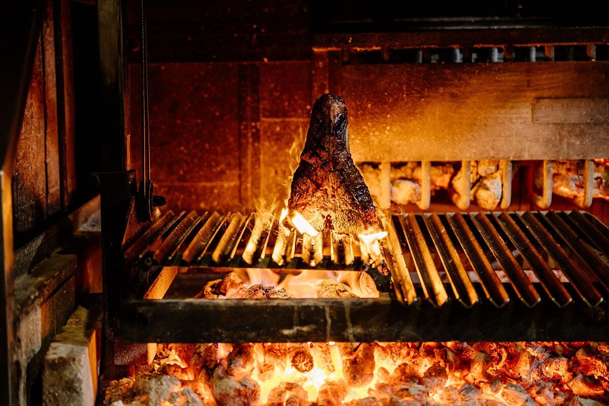 紅屋牛排作工複雜，需30天濕式熟成，並經過1.5小時的燒烤時間，因此需要三天前預訂。