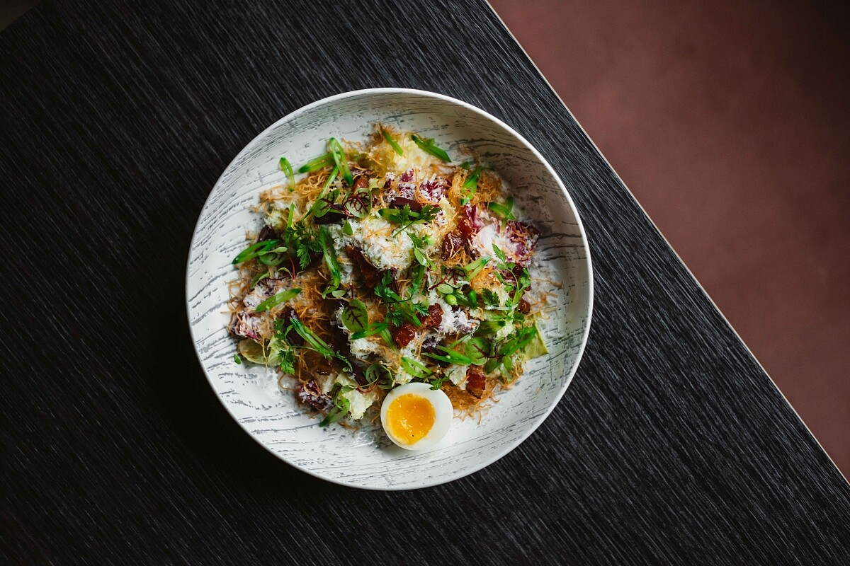 蘿蔓沙拉、楓糖培根、帕瑪森醬汁。