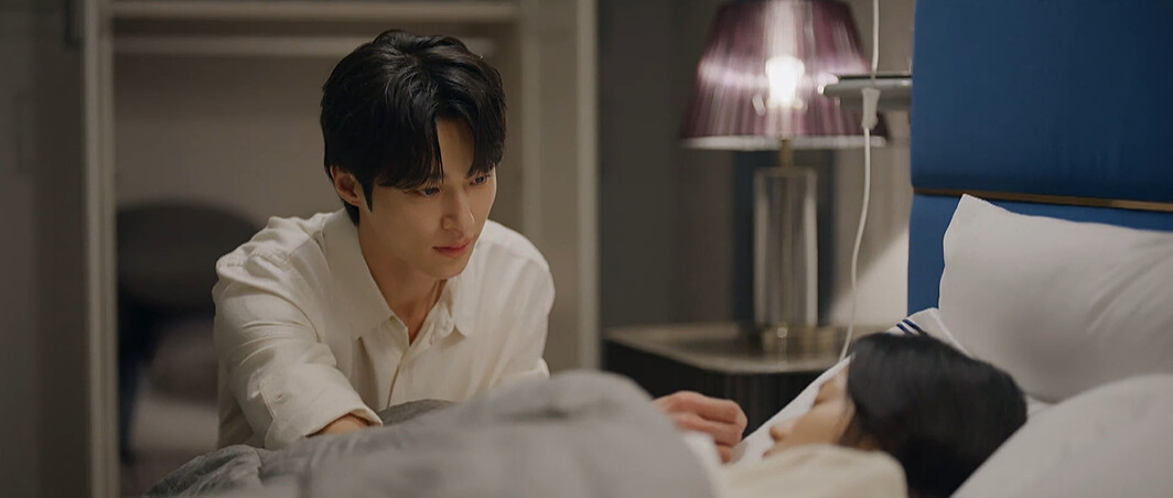 善宰在床邊照顧發燒的任率，不懂自己為何如此擔心任率