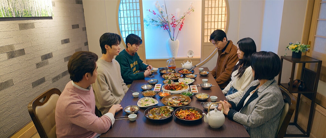 善宰(左中)在會議中提出修改劇本結局，任率(右中)再度反對，兩人槓上搞得氣氛很僵