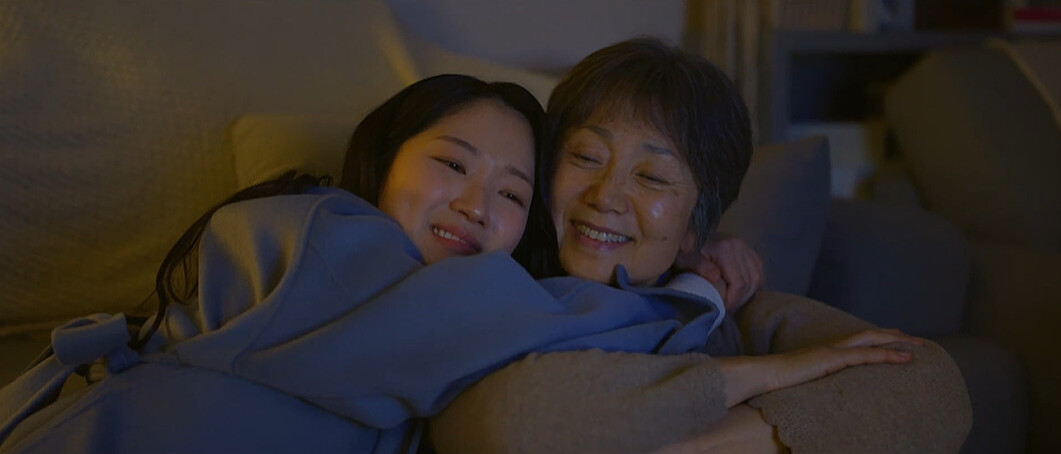 任率抱著清醒、認知正常的外婆要她常常回來看她