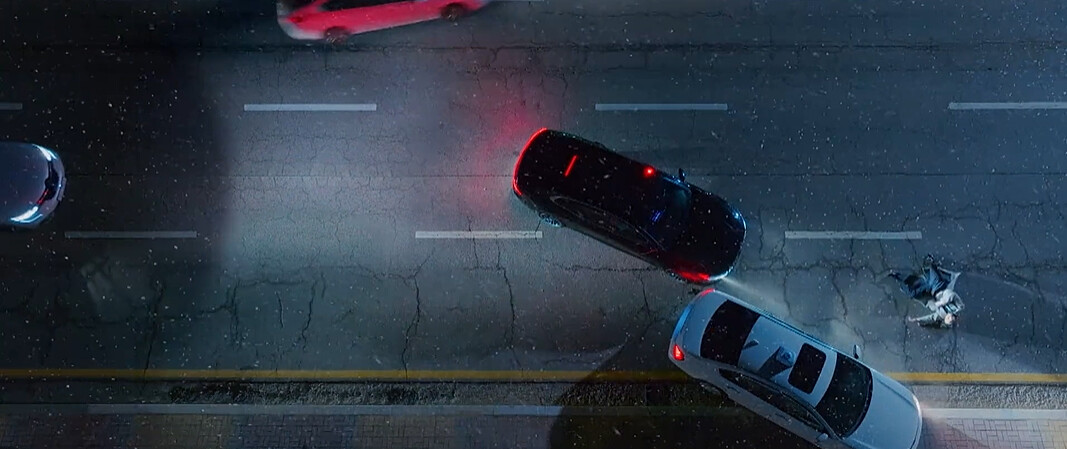 太成駕駛黑色轎車撞開白色計程車，善宰昏厥過去並非被車撞倒