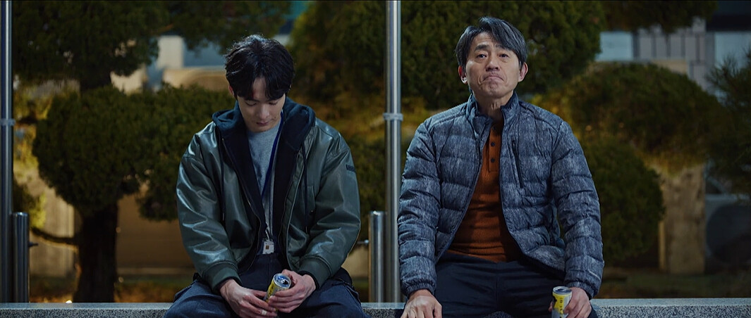 金警官(右)特別前來安慰太成(左)，父子感情更好了