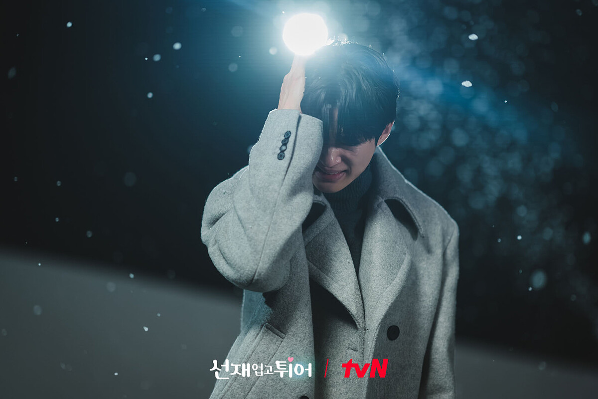 善宰在懷錶時間流動後，頭痛上演人生跑馬燈