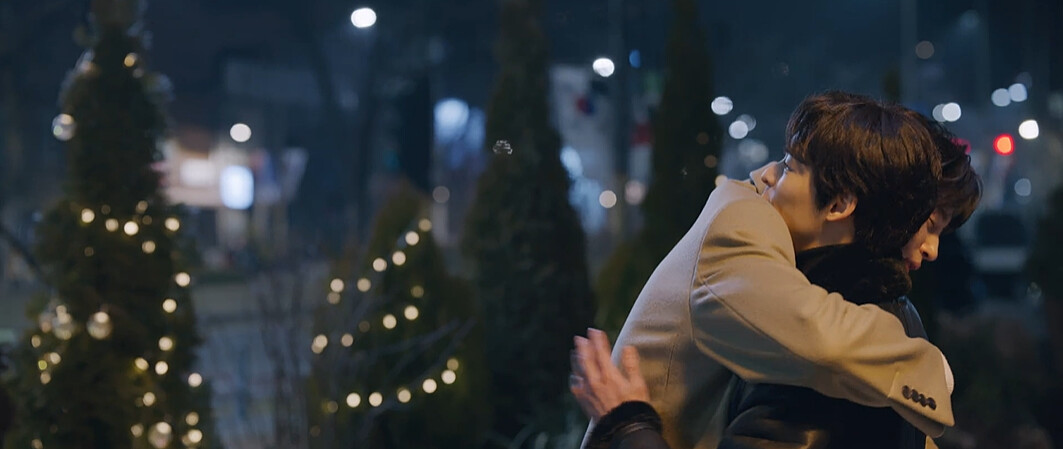 善宰(後)喝醉緊抱太成(前)，真心感謝救了他的命與愛情