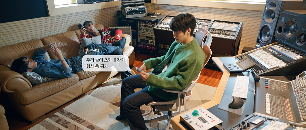 仁赫(右)接到善宰賄絡簡訊，幫他去周歲宴唱歌就替他出錢整修錄音室