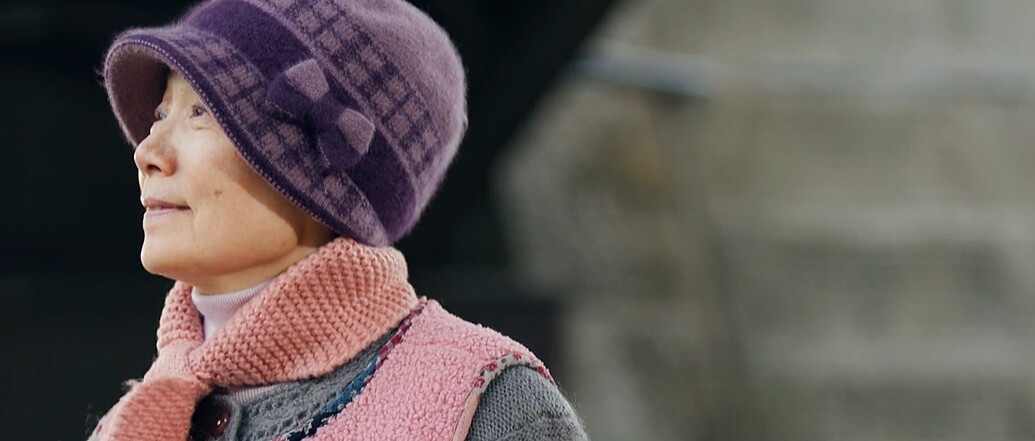 外婆把手錶丟入河後微笑著，這一切真和外婆有關