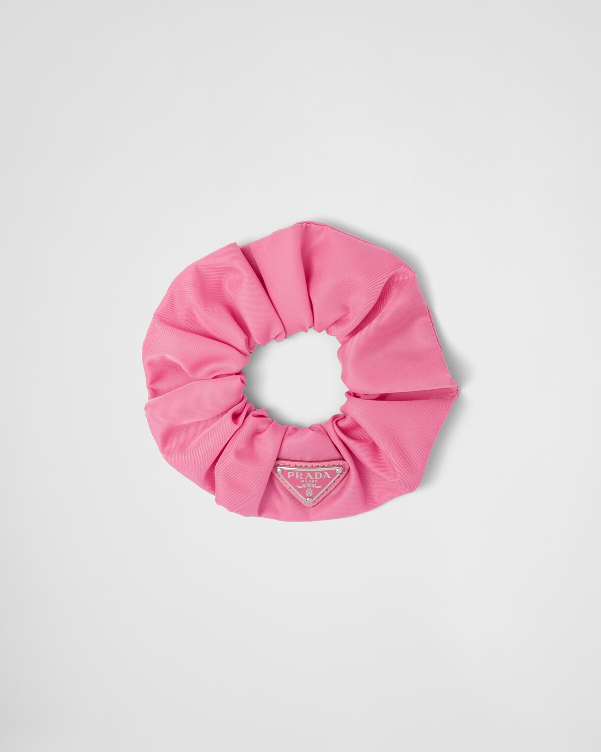 Prada 桃紅色髮飾，價格店洽。