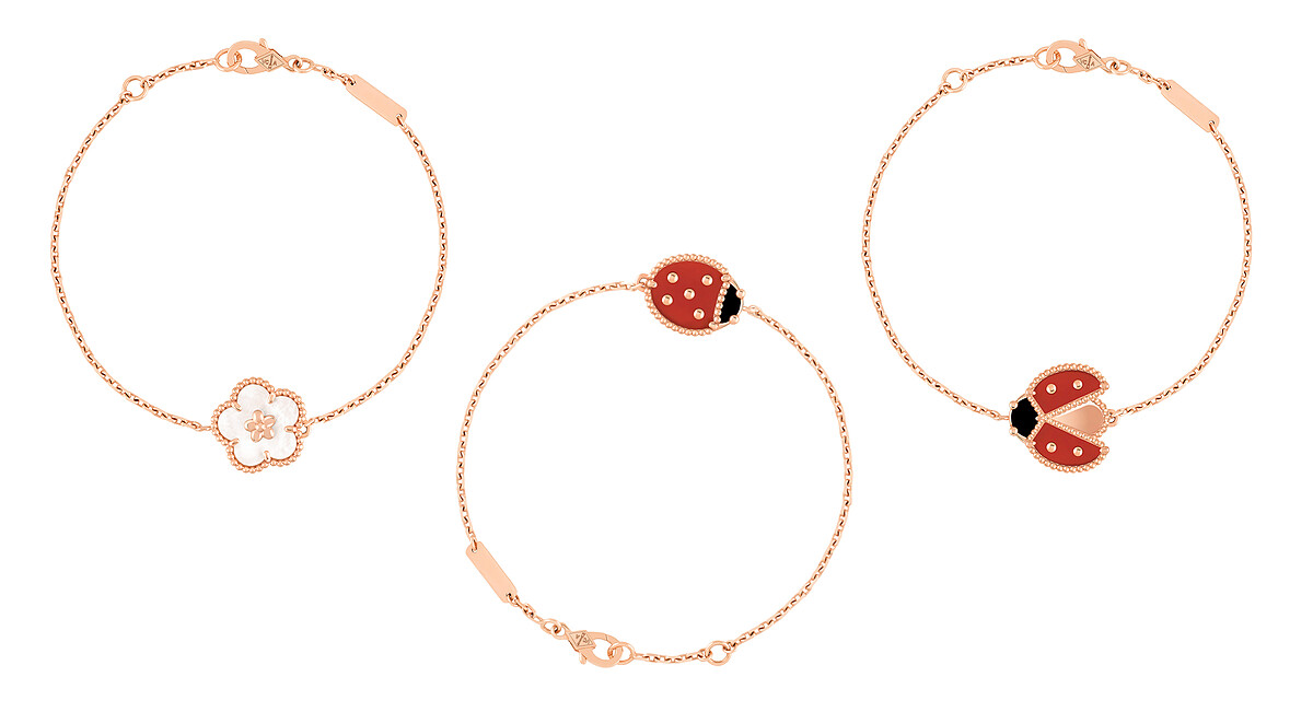Lucky Spring手鍊，梅花(18K玫瑰金、珍珠母貝)。Lucky Spring手鍊，閉起翅膀的瓢蟲(18K玫瑰金、紅玉髓、縞瑪瑙)。Lucky Spring手鍊，張開翅膀的瓢蟲(18K玫瑰金、紅玉髓、縞瑪瑙)。