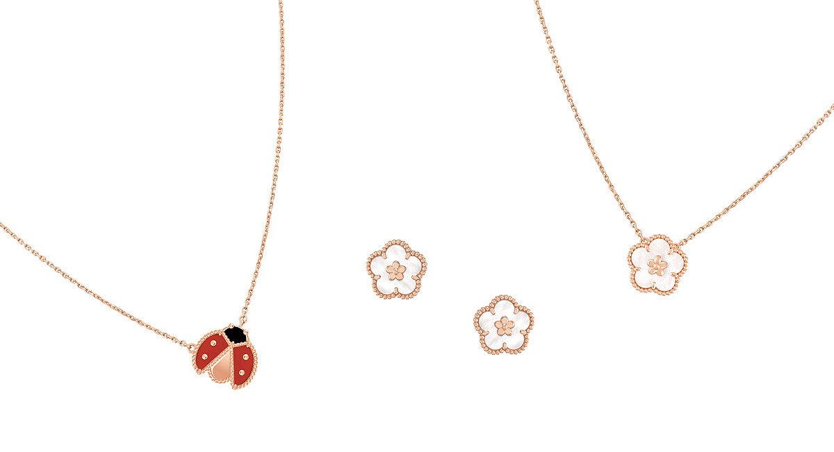 Lucky Spring吊墜，張開翅膀的瓢蟲(18K玫瑰金、紅玉髓、縞瑪瑙)。Lucky Spring耳環，梅花(18K玫瑰金、珍珠母貝)。Lucky Spring吊墜，梅花(18K玫瑰金、珍珠母貝)。