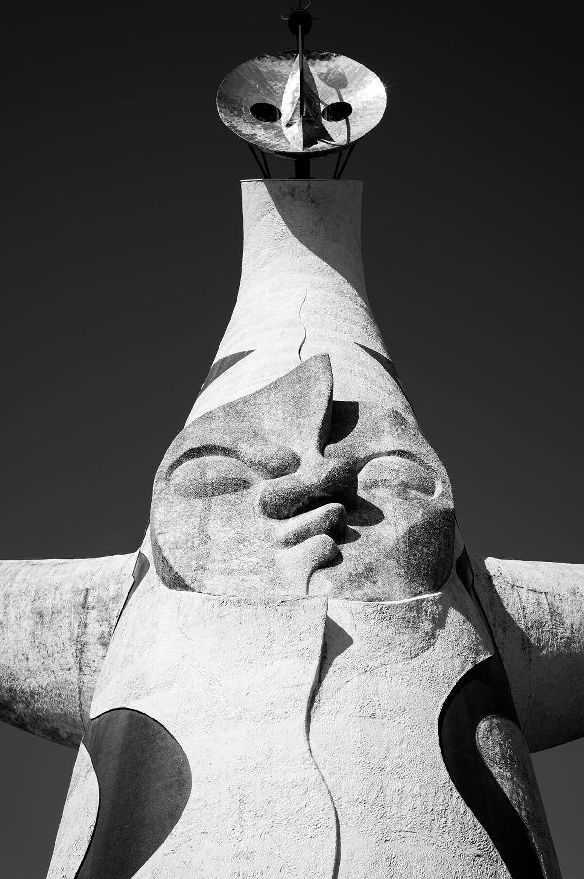 1970 年代日本大阪萬國博覽會的象徵建築-太陽之塔，代表著日本帝國在泡沫經濟之前的繁榮盛況，而今輝煌的年代已經時過境遷。圖片來源：徠卡相機。