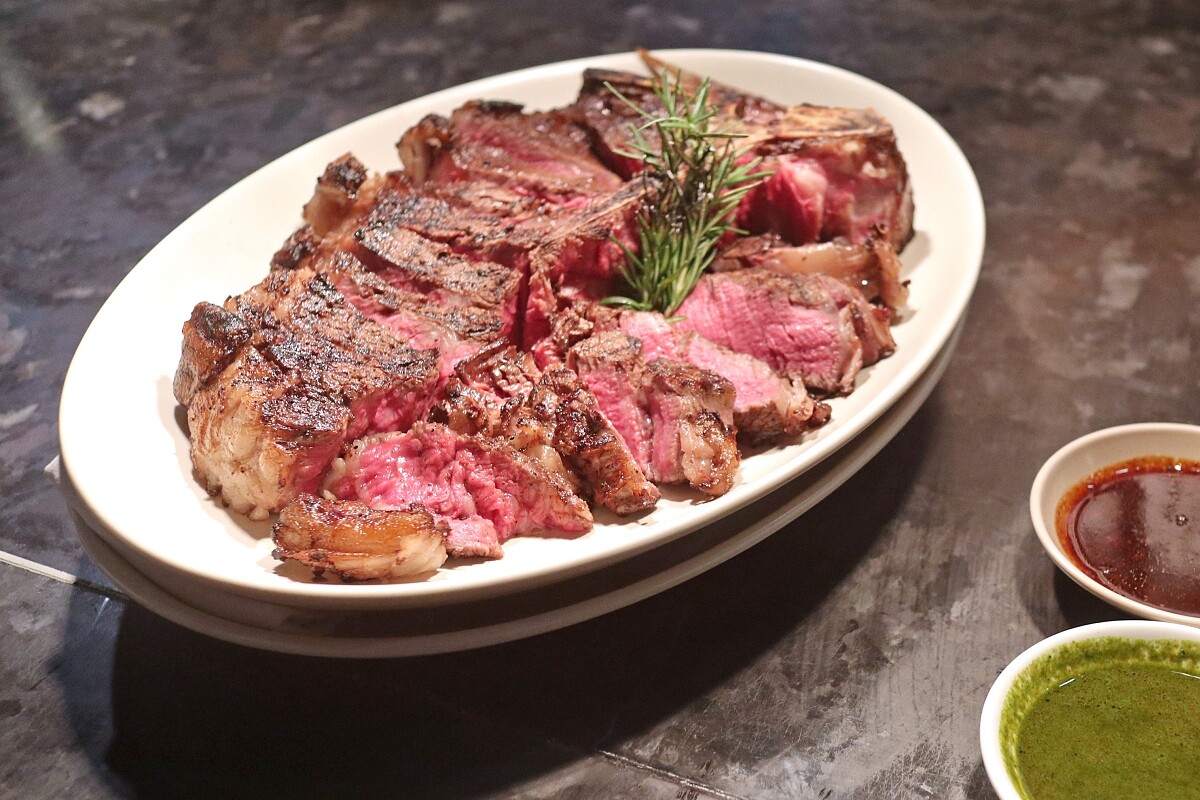 除了可享受油花豐富的紐約客，也能品嘗到細嫩的菲力、香氣濃郁的骨邊肉，三種美味能一網打盡。