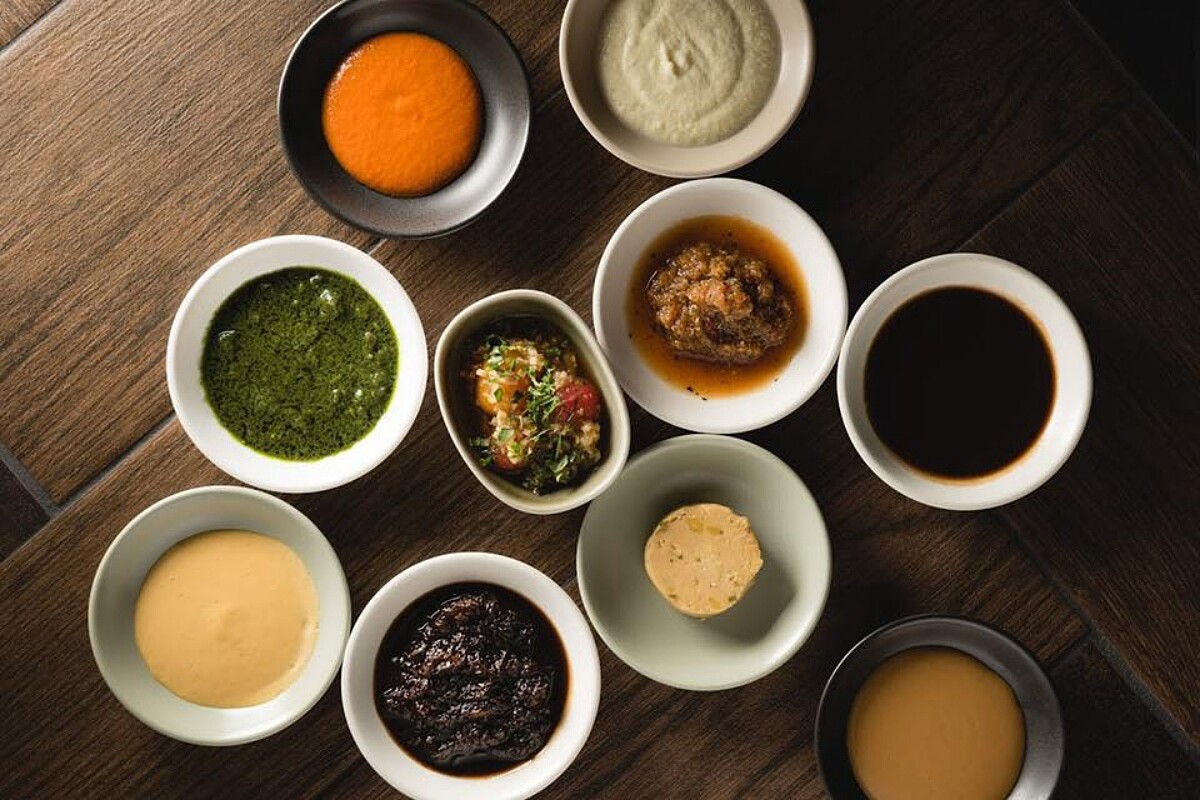 餐廳自製多款沾醬可增加搭餐樂趣，像是黑胡椒肉汁、辣根酸奶醬、干蔥黑醋醬、櫻桃番茄油醋、香料芥末奶油、阿根廷青醬、非洲辣椒醬等等。