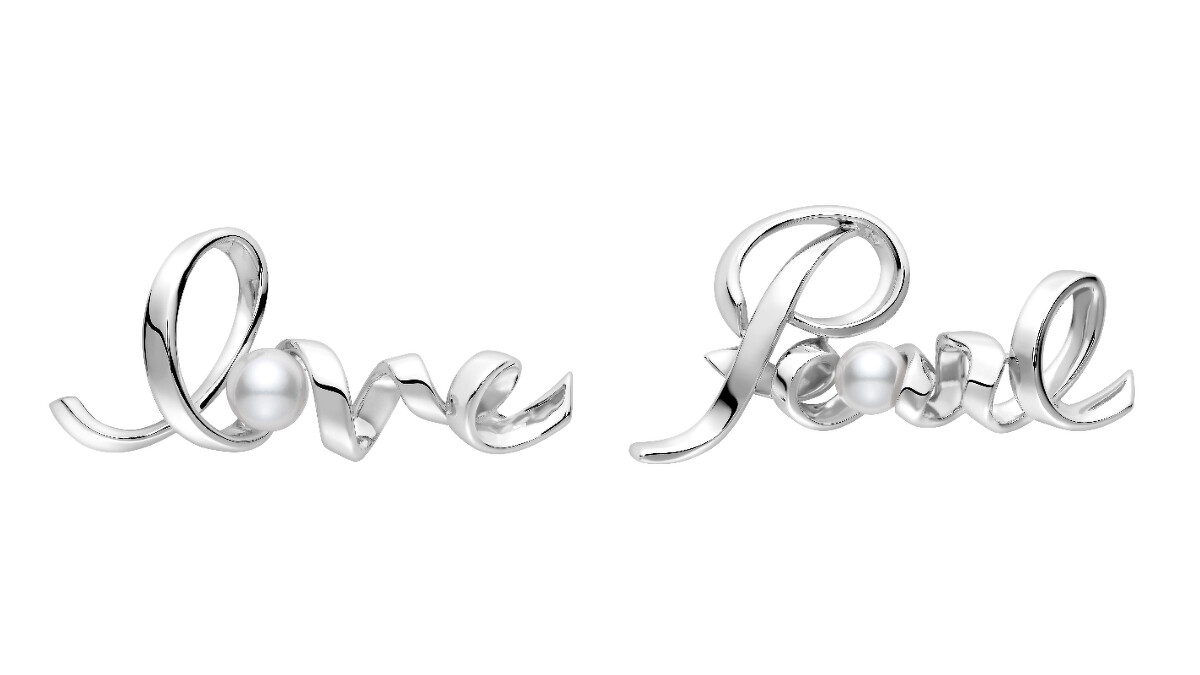 左：MIKIMOTO LOVE字樣珍珠胸針，銀製搭配日本Akoya珍珠(珍珠尺寸約7.50mm)。右：MIKIMOTO PEARL字樣珍珠胸針，銀製搭配日本Akoya珍珠(珍珠尺寸約7.00mm)。