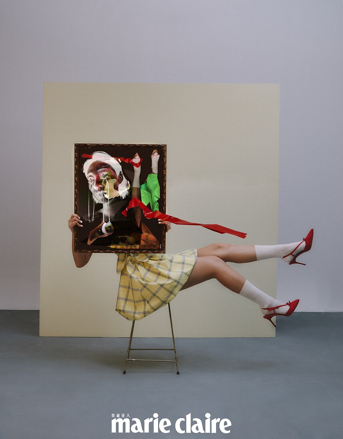 黃色格紋短洋裝，Msgm；紅色蝴蝶結高跟鞋，Manolo Blahnik。