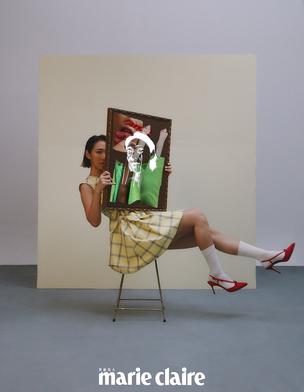 黃色格紋短洋裝，Msgm；紅色蝴蝶結高跟鞋，Manolo Blahnik。