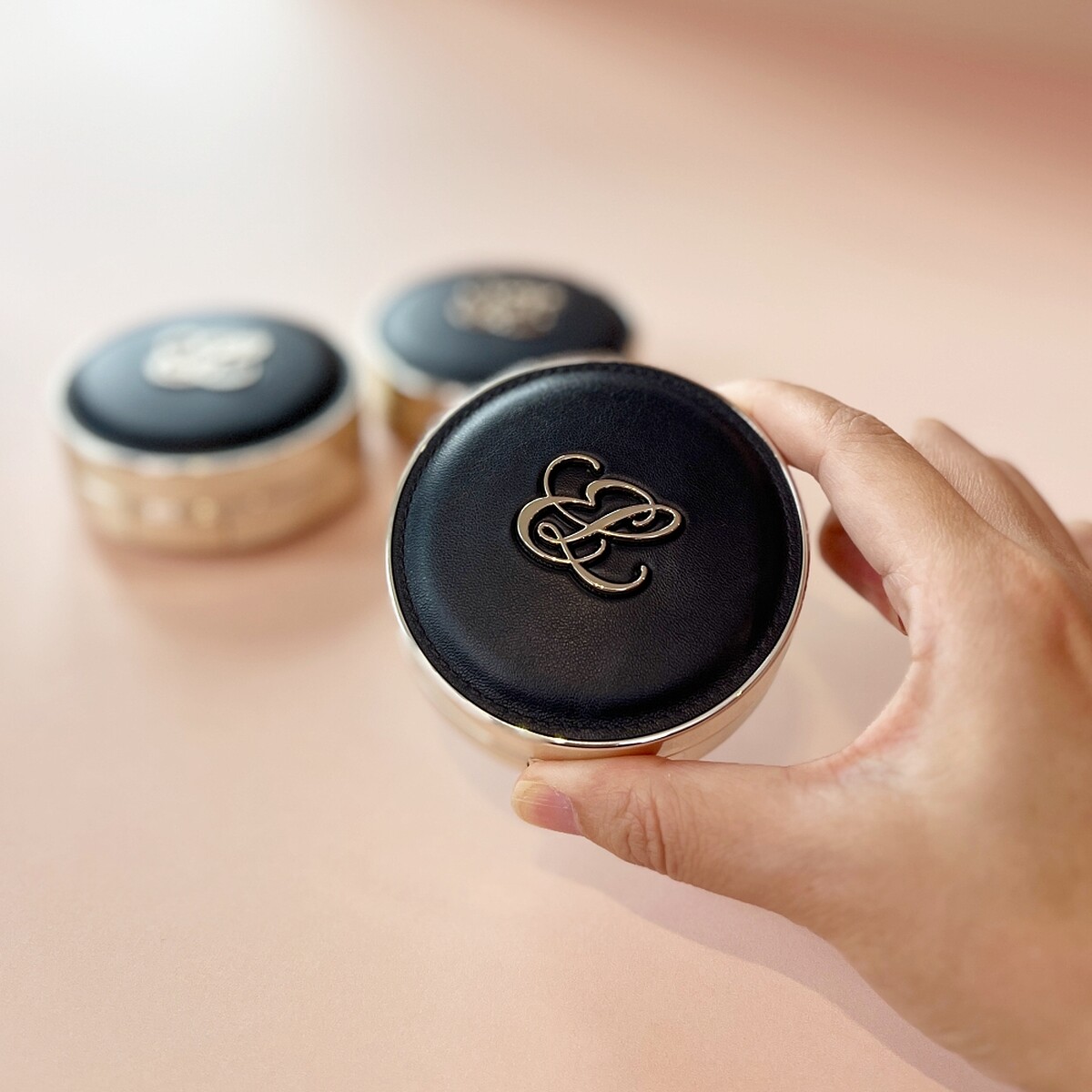 雅詩蘭黛粉持久天生美肌氣墊粉餅SPF20-25/PA+++(共5色)一盒兩蕊,NT2,900