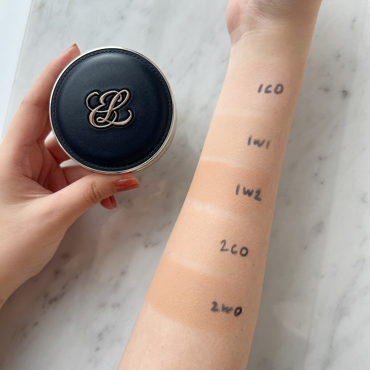 雅詩蘭黛粉持久天生美肌氣墊粉餅SPF20-25/PA+++手部試色。