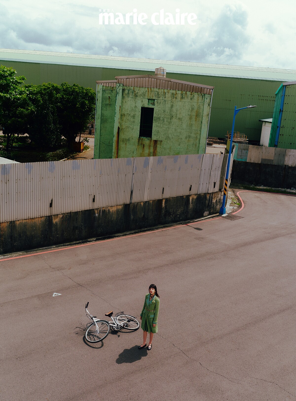 綠色幻彩斜紋軟呢長版大衣、綠色幻彩斜紋軟呢褲裙、服飾珠寶配件、胸花、鞋履,all by CHANEL。