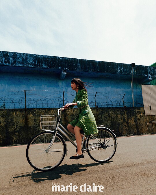 綠色幻彩斜紋軟呢長版大衣、綠色幻彩斜紋軟呢褲裙、服飾珠寶配件、胸花、鞋履,all by CHANEL。