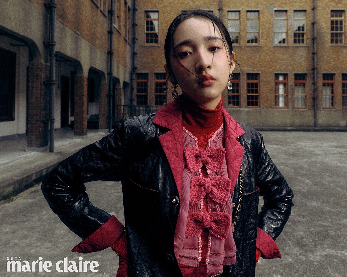 黑色菱格紋皮革長大衣、黑色菱格紋皮革及膝裙、紅色蝴蝶結領飾上衣、服飾珠寶配件,all by CHANEL。