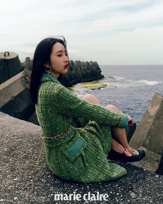 綠色幻彩斜紋軟呢長版大衣、綠色幻彩斜紋軟呢褲裙、服飾珠寶配件、胸花、鞋履,all by CHANEL。