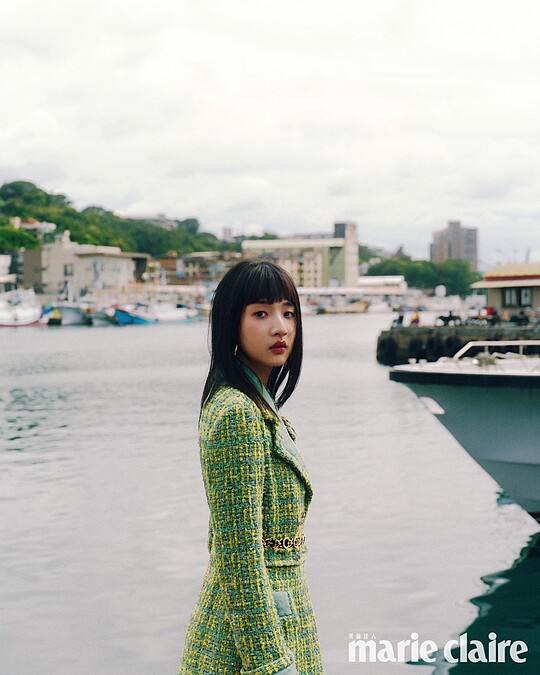 綠色幻彩斜紋軟呢長版大衣、綠色幻彩斜紋軟呢褲裙、服飾珠寶配件、胸花,all by CHANEL。