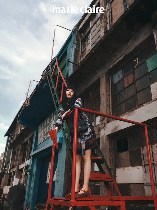 灰咖格紋羊毛混織喀什米爾綁帶外套、灰咖格紋羊毛混織喀什米爾洋裝、服飾珠寶配件、鞋履、11.12 bag 經典包款,all by CHANEL。