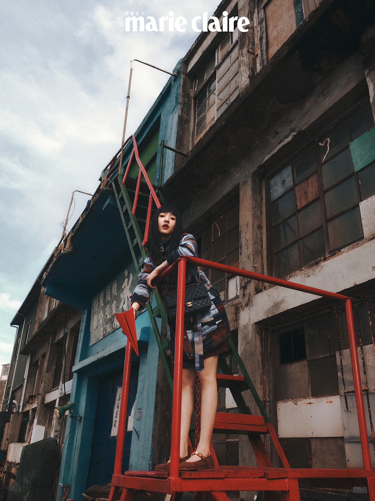 灰咖格紋羊毛混織喀什米爾綁帶外套、灰咖格紋羊毛混織喀什米爾洋裝、服飾珠寶配件、鞋履、11.12 bag 經典包款,all by CHANEL。