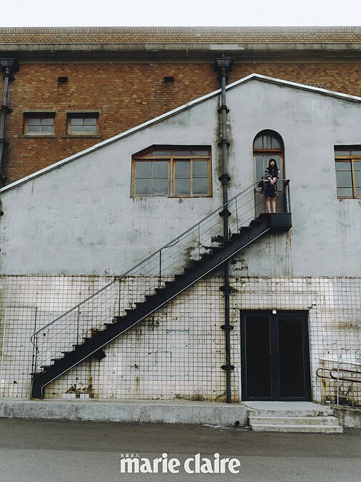 灰咖格紋羊毛混織喀什米爾綁帶外套、灰咖格紋羊毛混織喀什米爾洋裝、服飾珠寶配件、鞋履、11.12 bag 經典包款,all by CHANEL。(本照片、影片為經申請拍攝,未經基隆市政府許可請勿踏入階梯。)