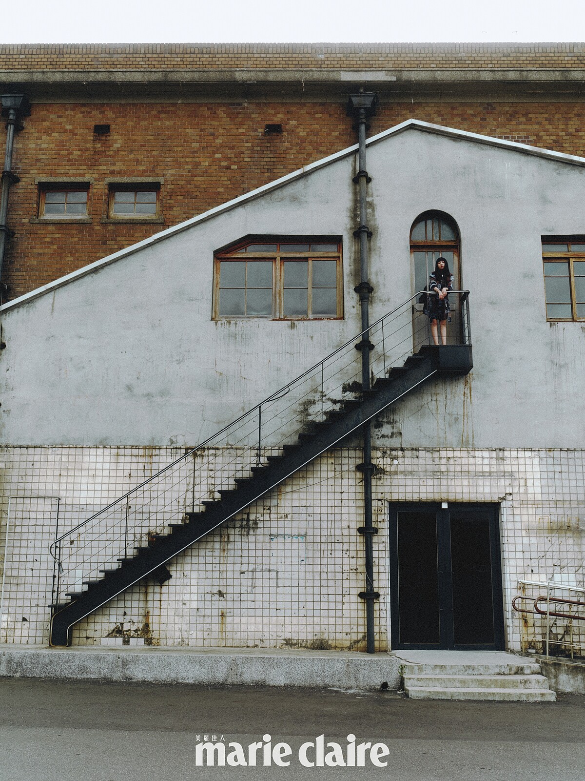 灰咖格紋羊毛混織喀什米爾綁帶外套、灰咖格紋羊毛混織喀什米爾洋裝、服飾珠寶配件、鞋履、11.12 bag 經典包款,all by CHANEL。(本照片、影片為經申請拍攝,未經基隆市政府許可請勿踏入階梯。)