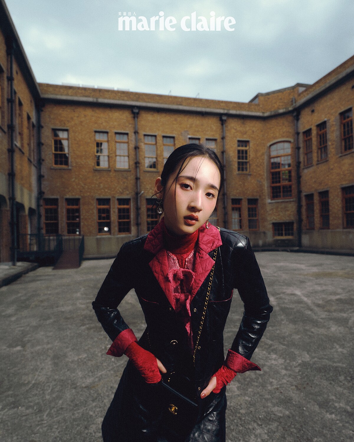 黑色菱格紋皮革長大衣、黑色菱格紋皮革及膝裙、紅色蝴蝶結領飾上衣、服飾珠寶配件、包款,all by CHANEL。