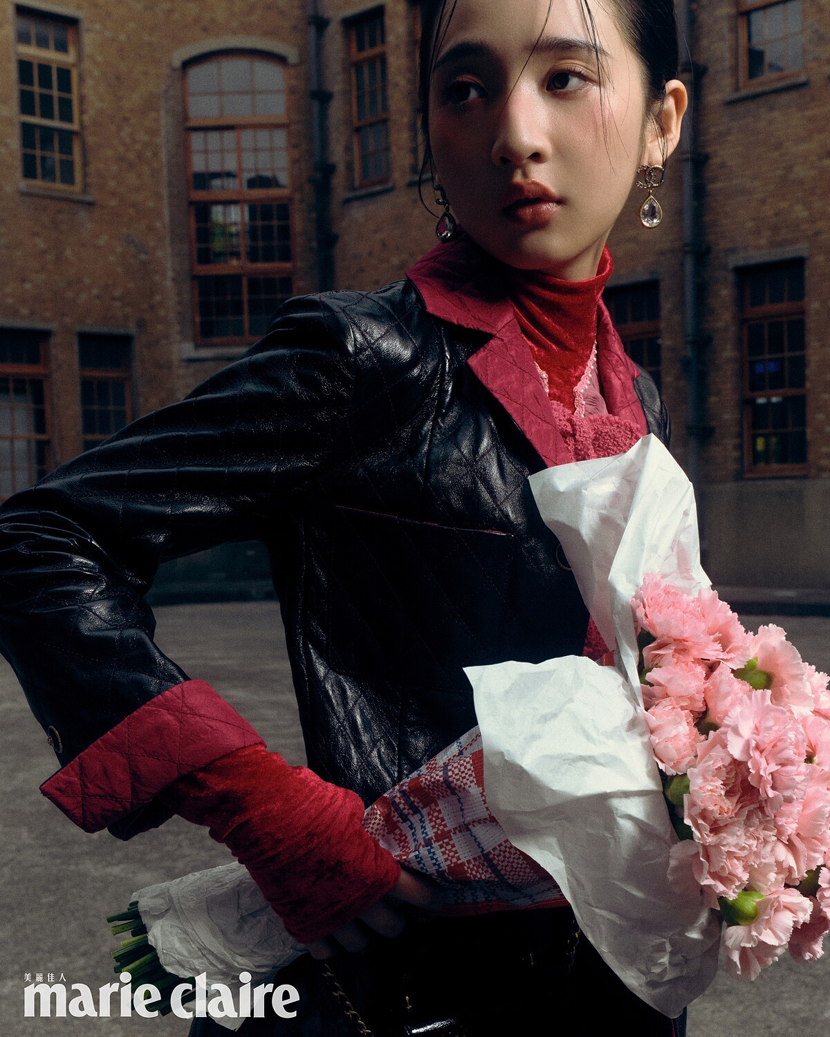 黑色菱格紋皮革長大衣、黑色菱格紋皮革及膝裙、紅色蝴蝶結領飾上衣、服飾珠寶配件,all by CHANEL。