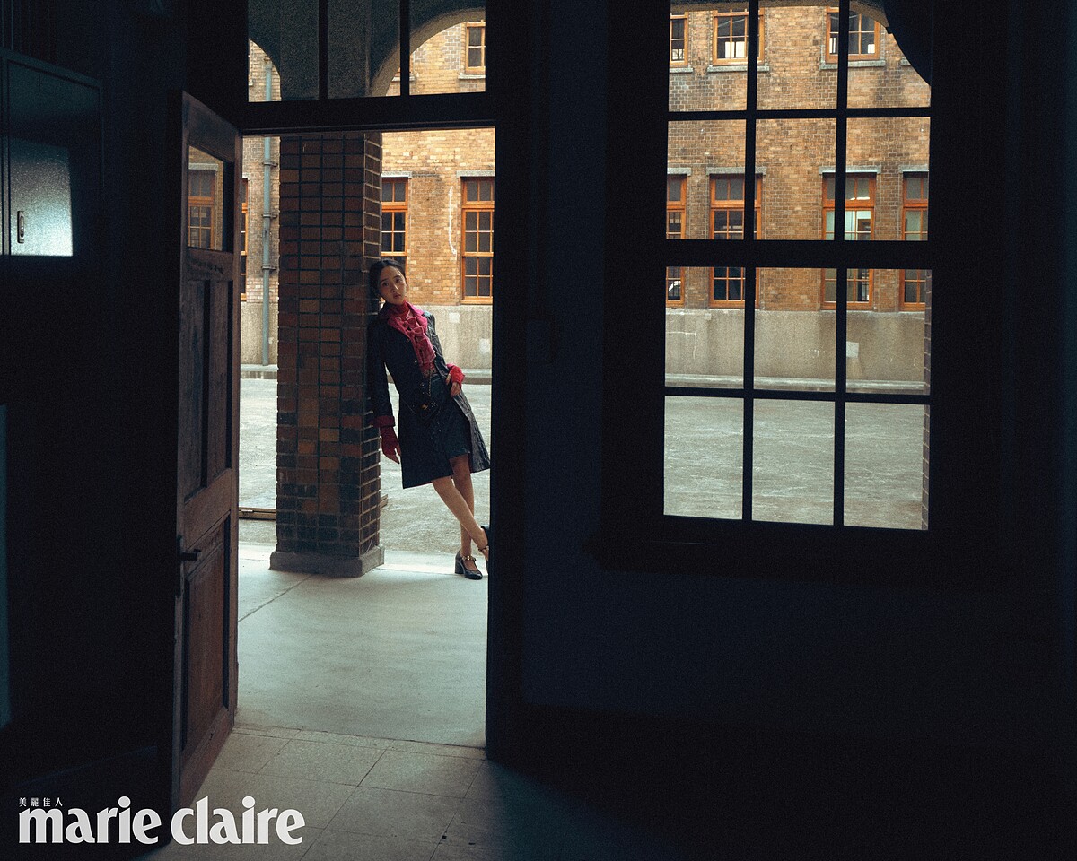 黑色菱格紋皮革長大衣、黑色菱格紋皮革及膝裙、紅色蝴蝶結領飾上衣、服飾珠寶配件、包款、鞋履,all by CHANEL。